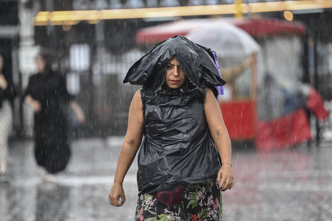 İstanbul'da sağanak hayatı felç etti! Araçlar sular altında kaldı 14